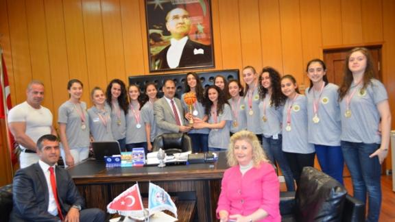 Çapa Atatürk Ortaokulu Yıldız Kızlar Basketbol Türkiye Şampiyonu olmuştur.