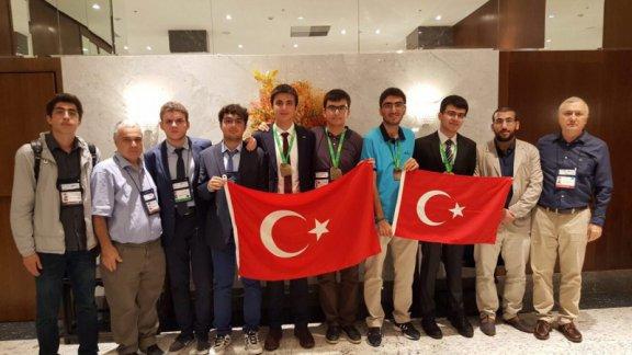 İstanbul Lisesi Öğrencilerinden Matematik Olimpiyatları´nda 5 Madalya